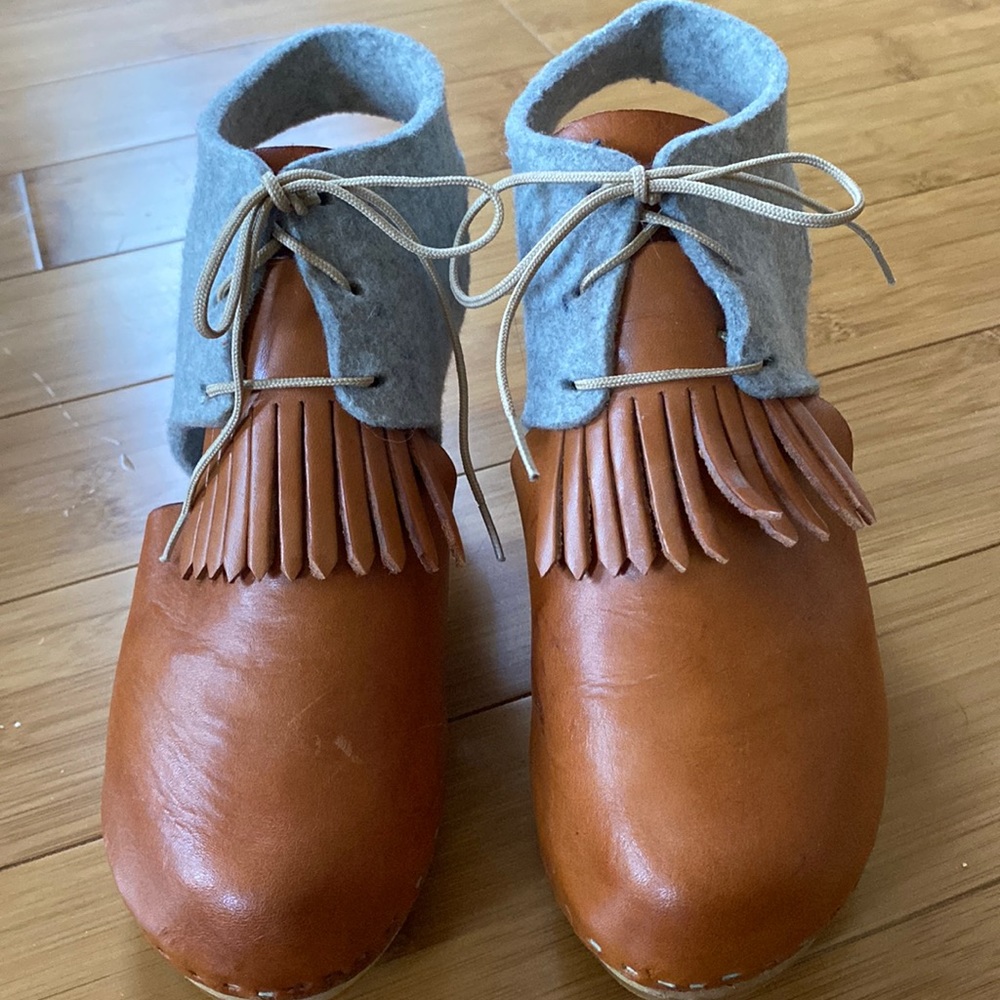 Bryr fringed kilt clog